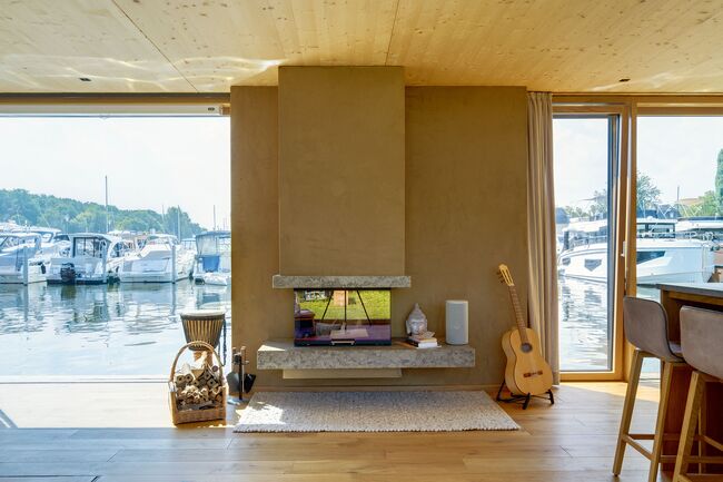 Wohnbereich und offener Kamin 