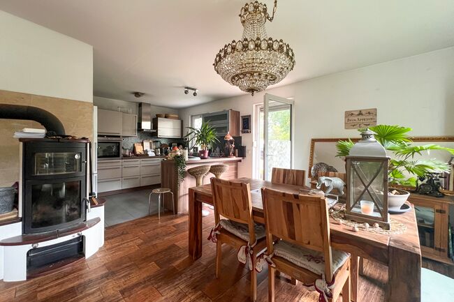 Küche und Essbereich mit Kamin