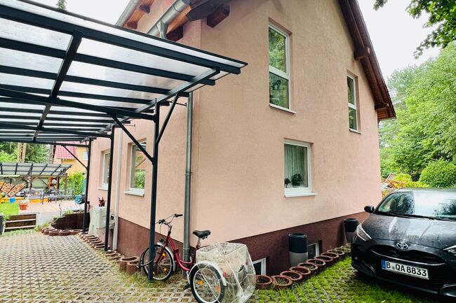 Stellplätze vor dem Haus