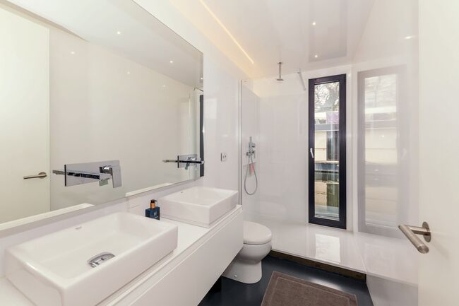 Großes Badezimmer mit Dusche und Doppelwaschbecken