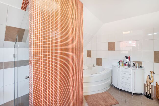 Badezimmer 1 OG mit Eckbadewanne und Dusche