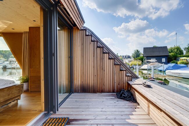 Terrasse mit Zugang zur Aufdachterrasse