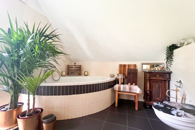 oberes Wannenbad mit Dusche