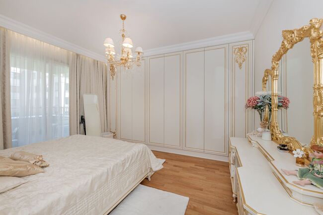 Schlafzimmer Eltern mit Zugang zum Balkon