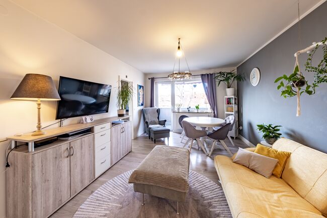 Wohnbereich mit praktischer Aufteilung, Zugang zum Balkon und viel natürlichem Licht.