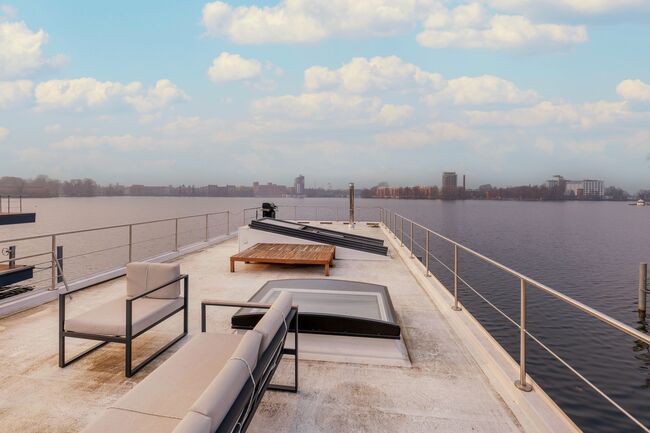 Großflächige Dachterrasse