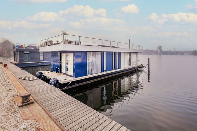 Außenansicht Hausboot vom Steg