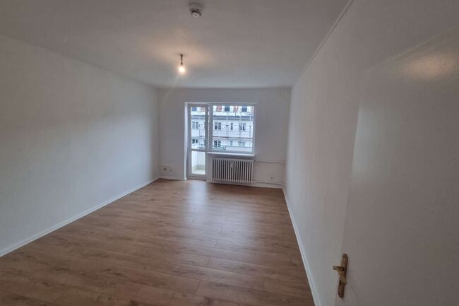 Wohnzimmer mit Balkon 