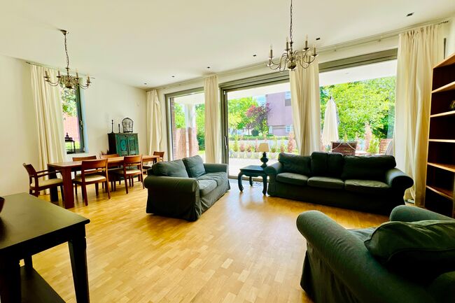 Wohnzimmer mit Ausgang zur Terrasse