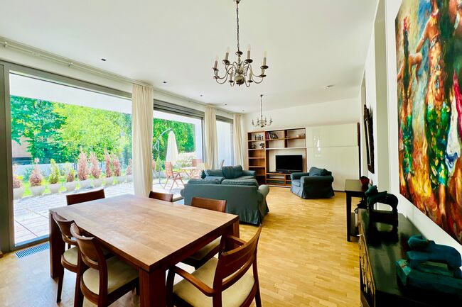 Wohnzimmer mit Ausgang zur Terrasse