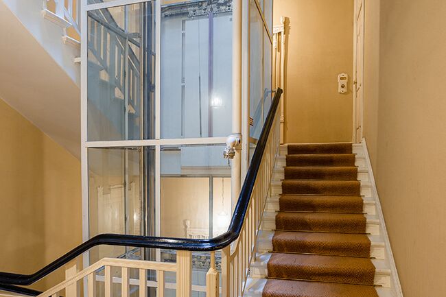 Treppenhaus und Aufzug